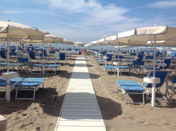 Hotel Delfino Marina Di Carrara Eksteriør billede