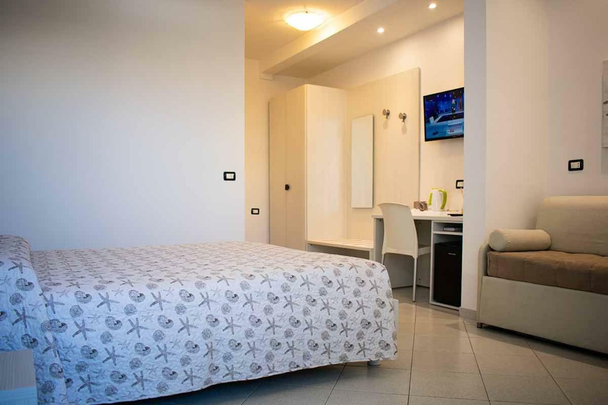 Hotel Delfino Marina Di Carrara Eksteriør billede