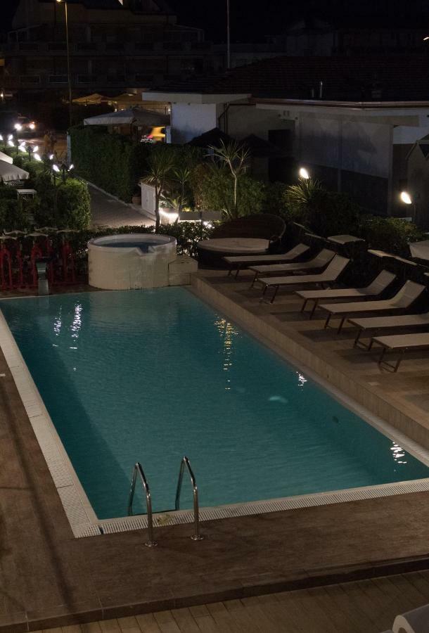 Hotel Delfino Marina Di Carrara Eksteriør billede